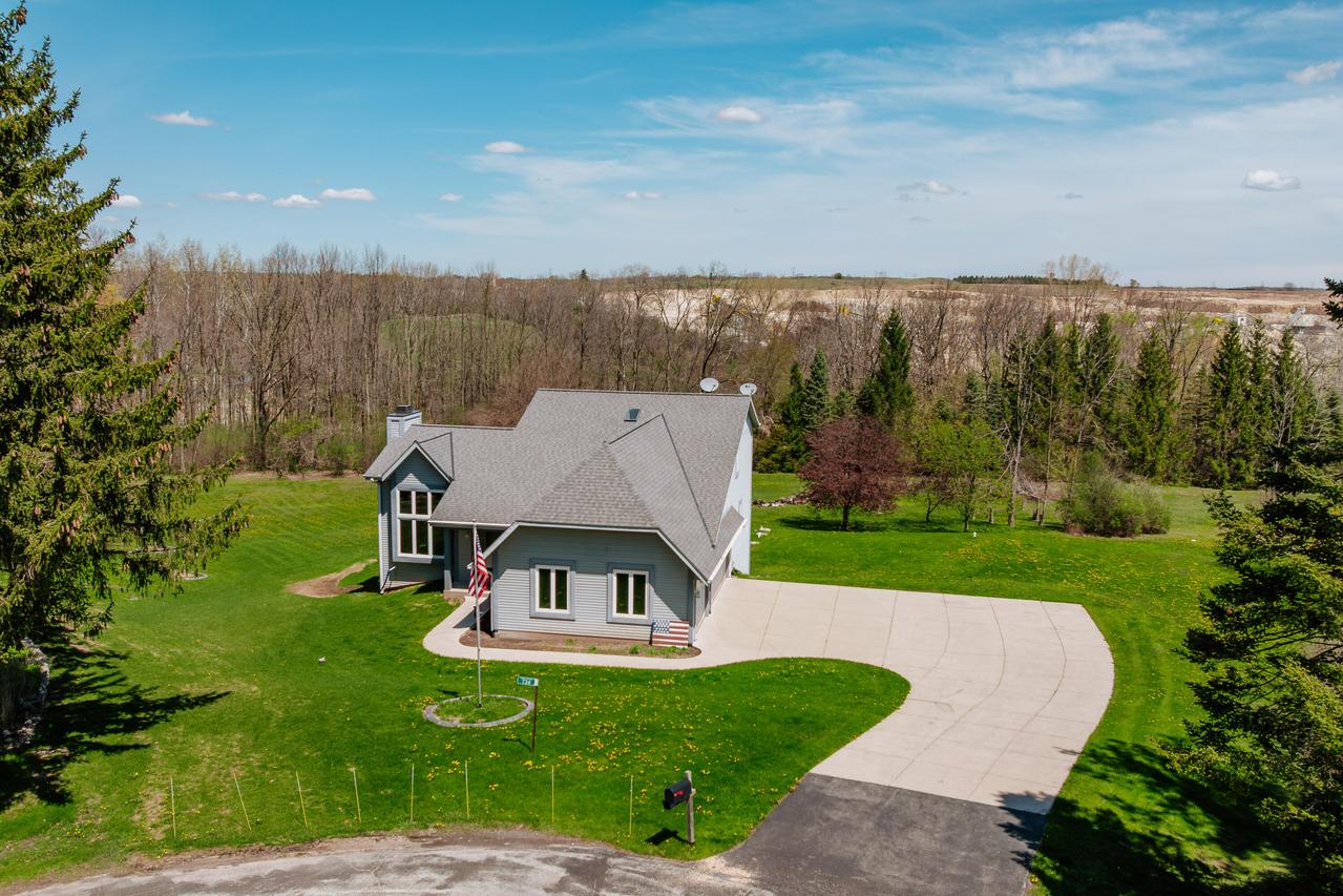 734 Cresthill Ct, Jackson, WI 53012