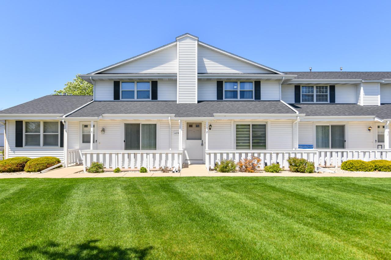 628 Westbury Ln #2, Delavan, WI 53115