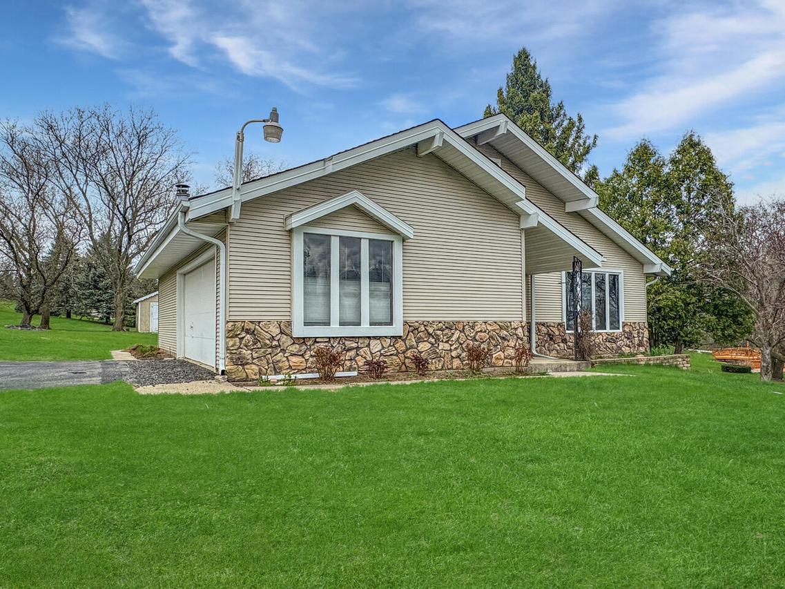 W2620 Copperhead Ln, Lafayette, WI 53121