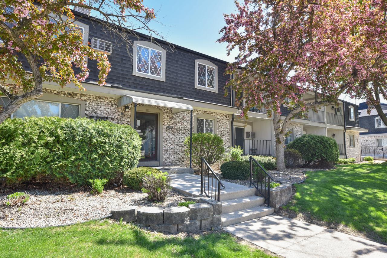 121 W North St #32, Waukesha, WI 53188