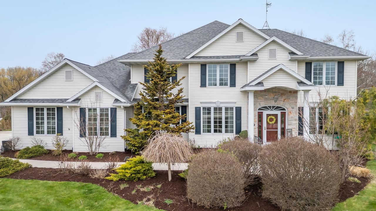 5203 Skylark Dr, Sheboygan, WI 53083