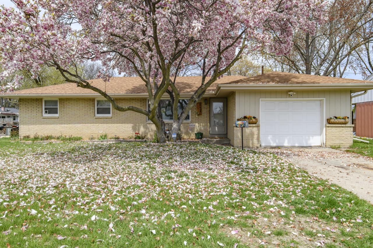 2334 W Custer Ave, Glendale, WI 53209