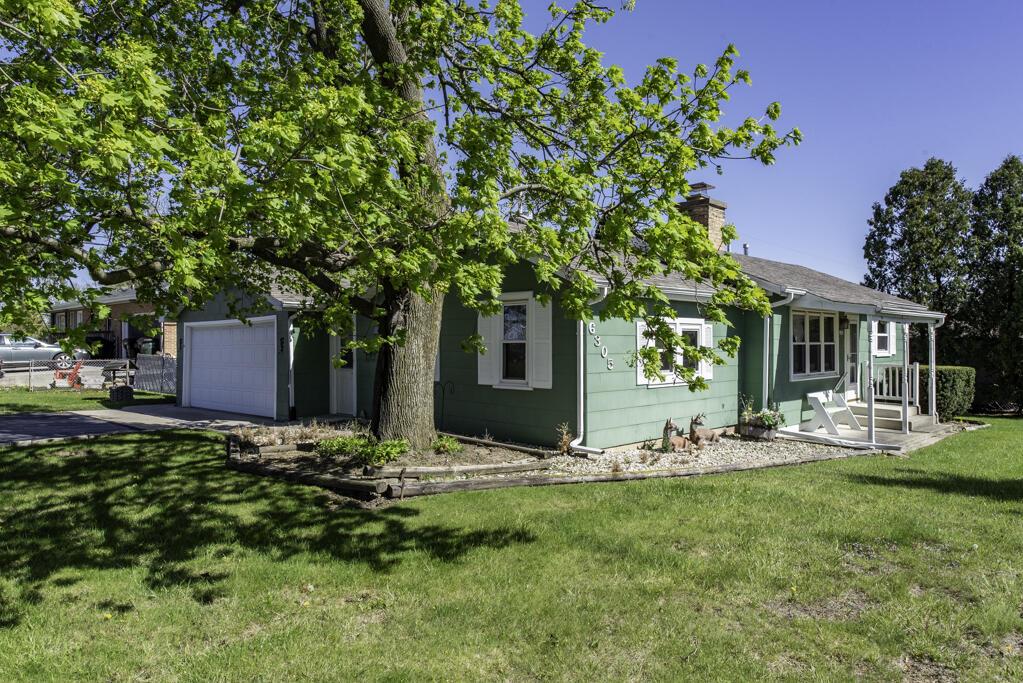 6305 247th Ave, Paddock Lake, WI 53168