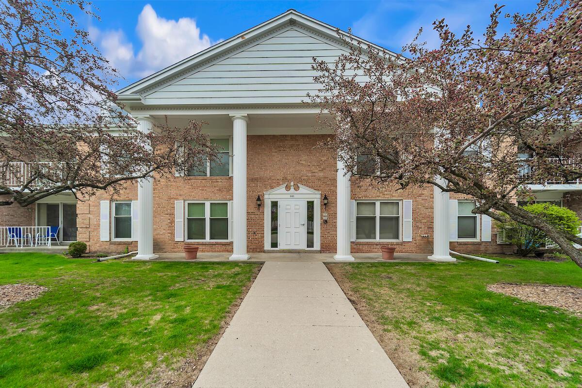 945 W Heritage Ct #105, Mequon, WI 53092