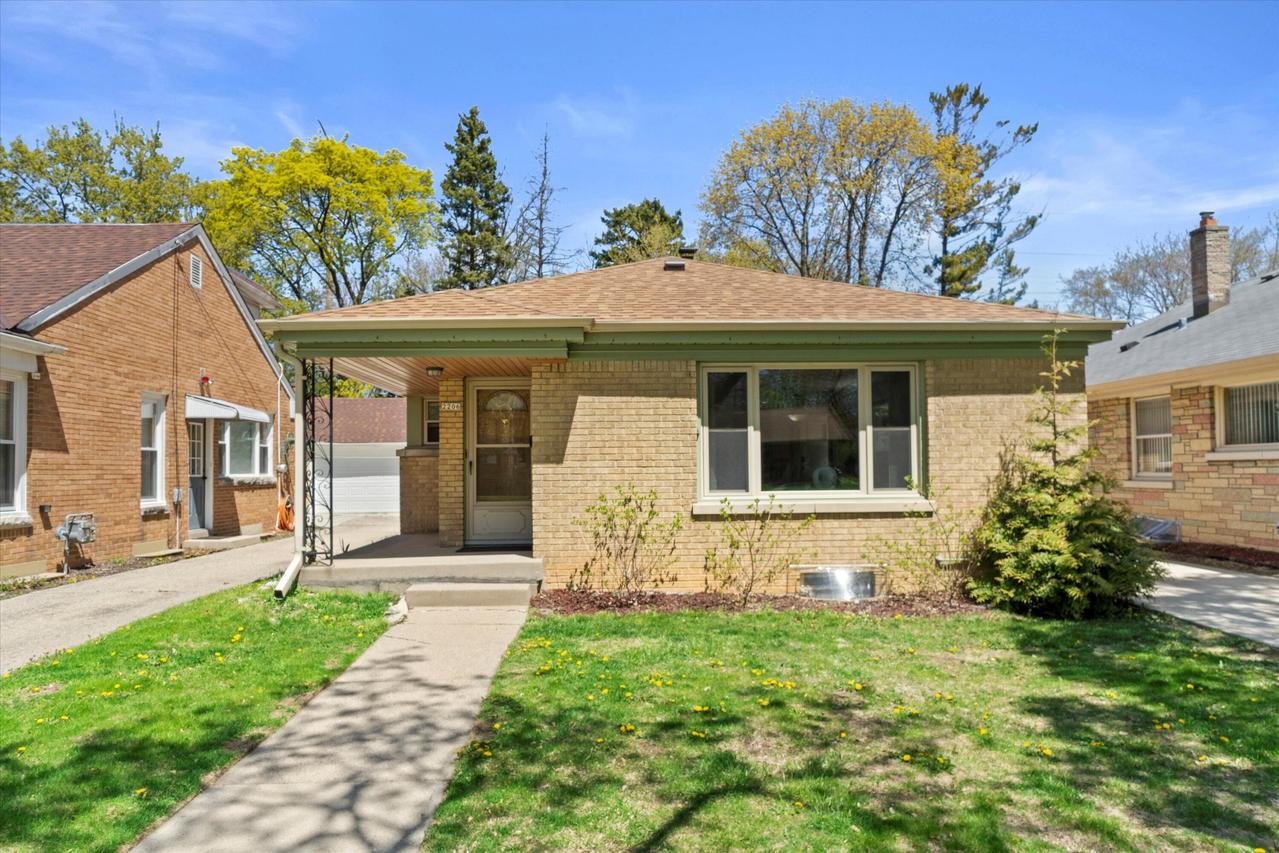 2206 W Marne Ave, Glendale, WI 53209