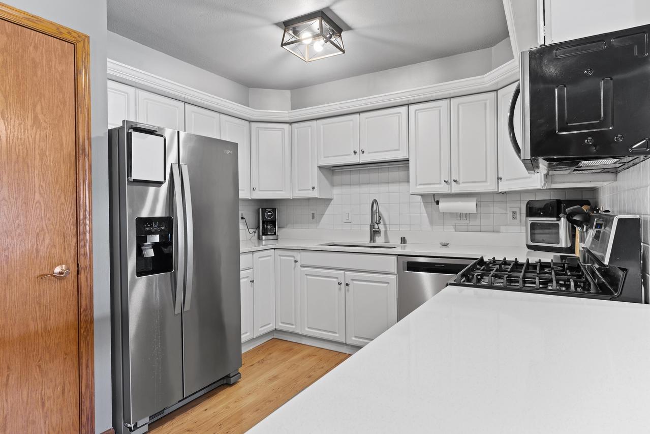 10153 W Whitnall Edge Dr #B, Franklin, WI 53132