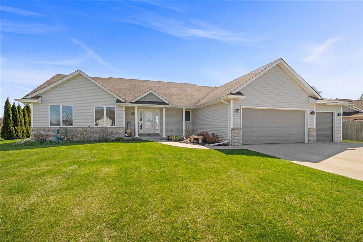 256 E Redding Cir, Belgium, WI 53004