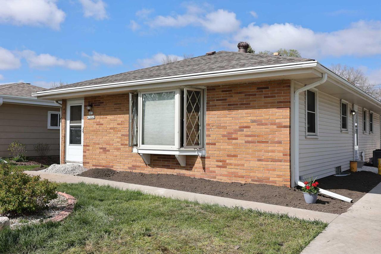 N87W15042 Rozanne Dr, Menomonee Falls, WI 53051