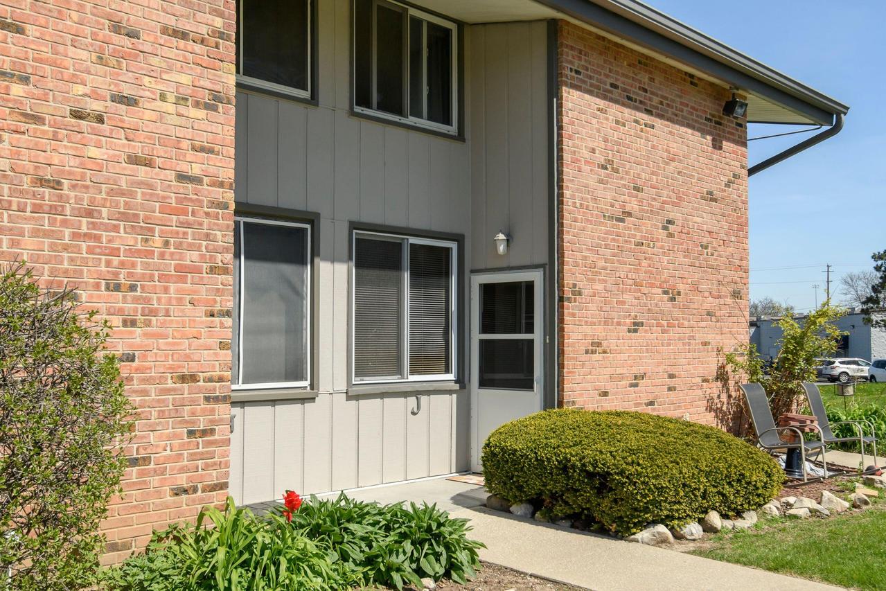1432 Big Bend #J, Waukesha, WI 53189