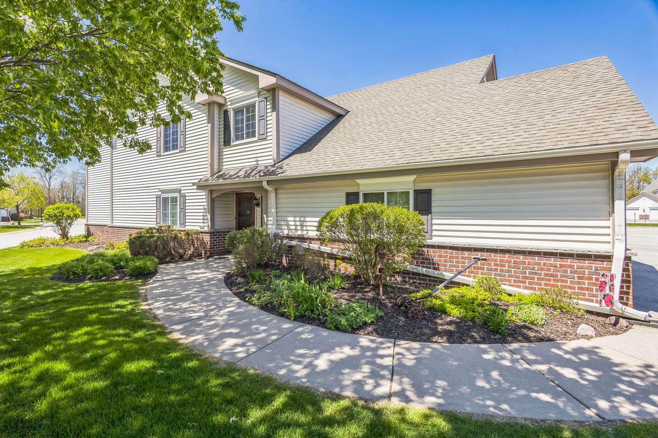 678 Pewaukee Rd #E, Pewaukee, WI 53072