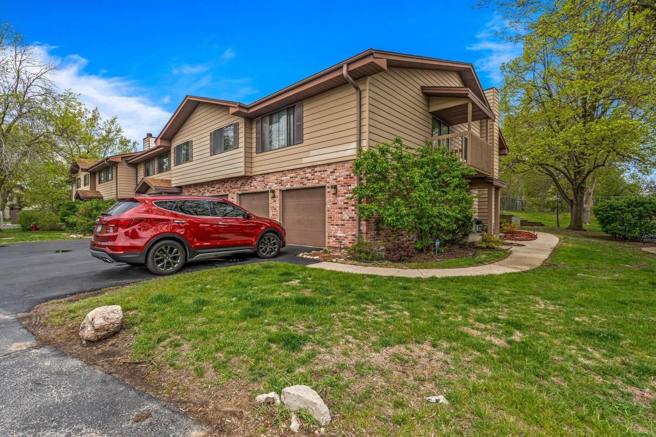 8044 W Manor Cir #B, Milwaukee, WI 53223