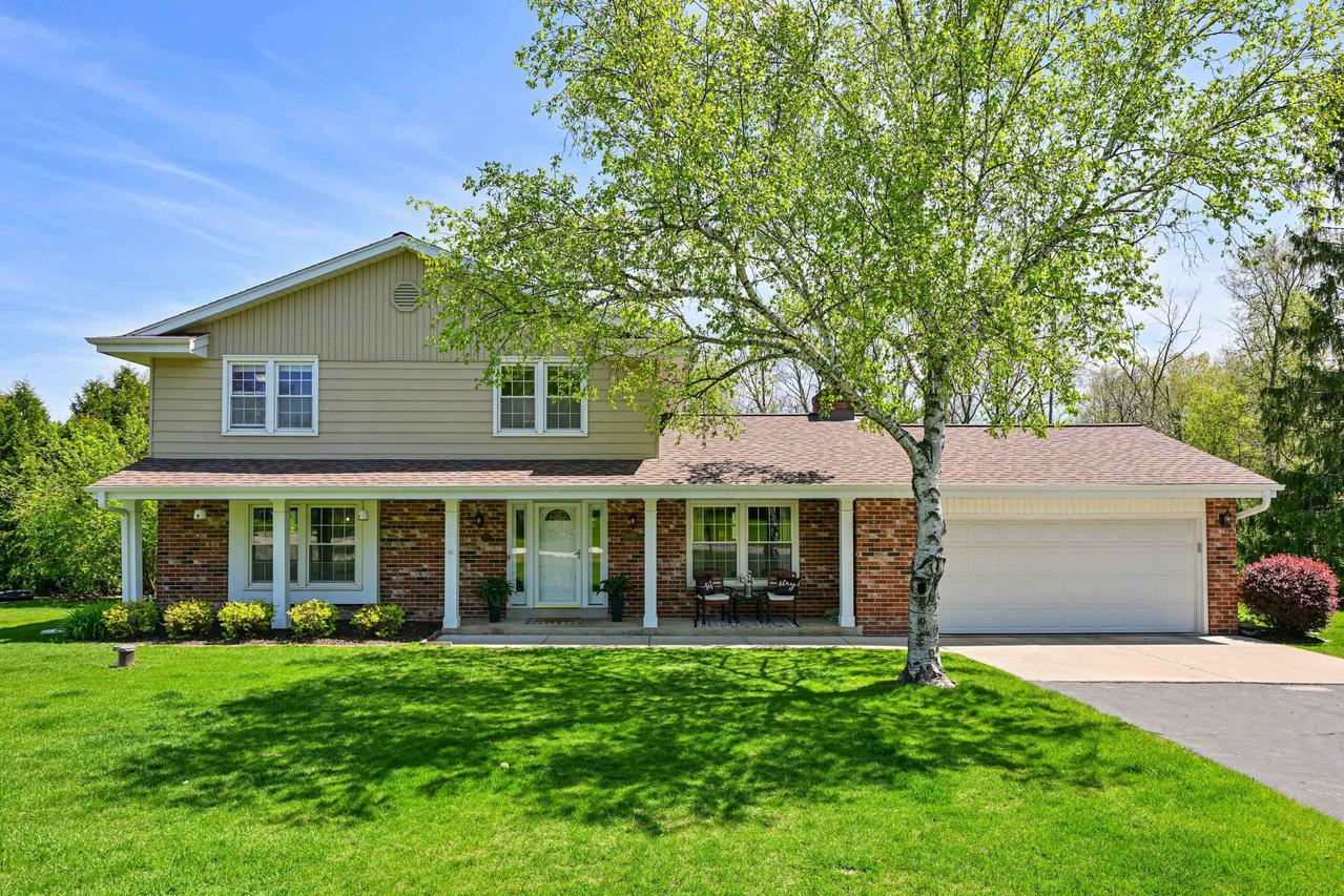 3040 S Rolling Dr, New Berlin, WI 53146