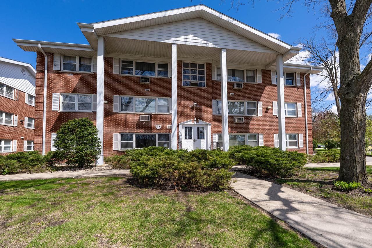 205 Country Club #3D, Lake Geneva, WI 53147