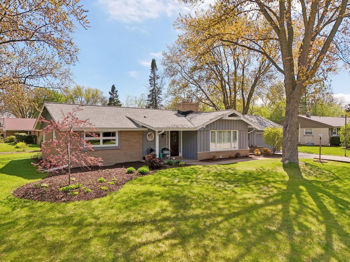 2201 W Brantwood Ave, Glendale, WI 53209
