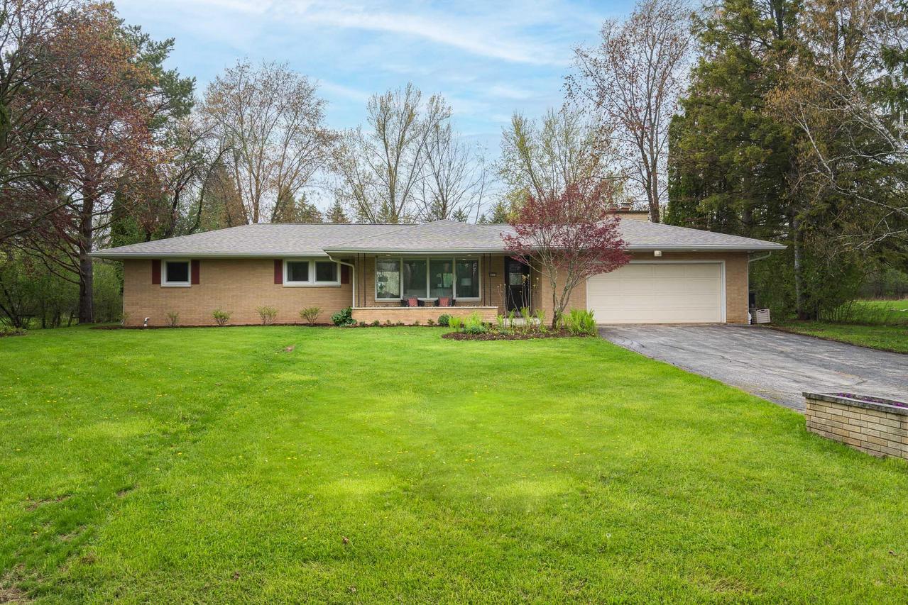 1820 W Woodside Ln, Mequon, WI 53092