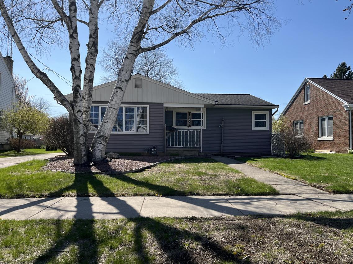 1304 N 9th St, Manitowoc, WI 54220
