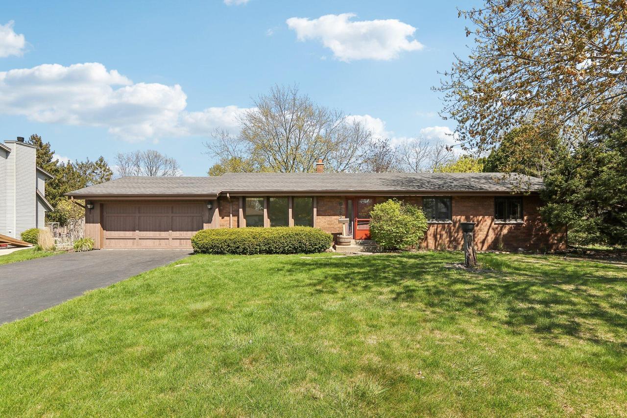 6172 S 36th St, Greenfield, WI 53221