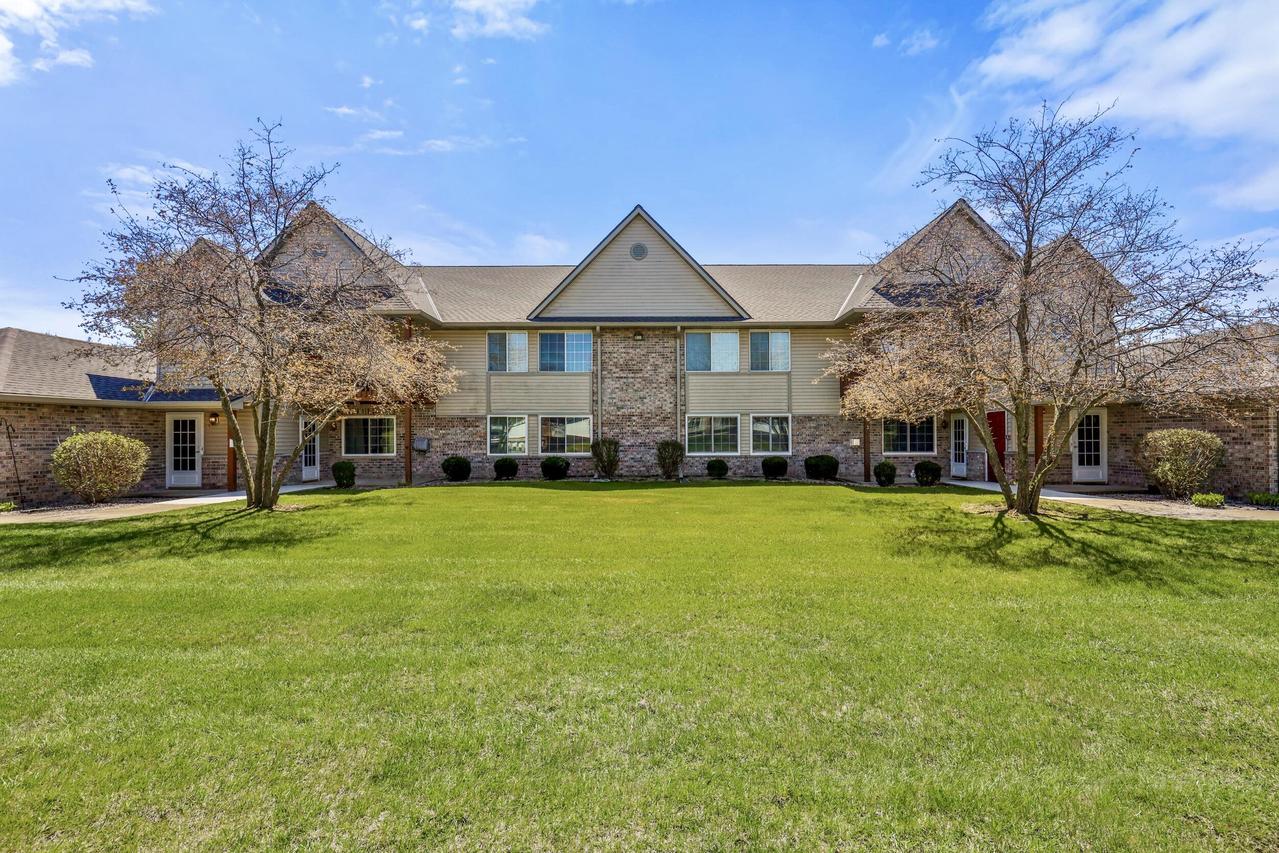 211 W Oak Leaf Dr #3, Oak Creek, WI 53154