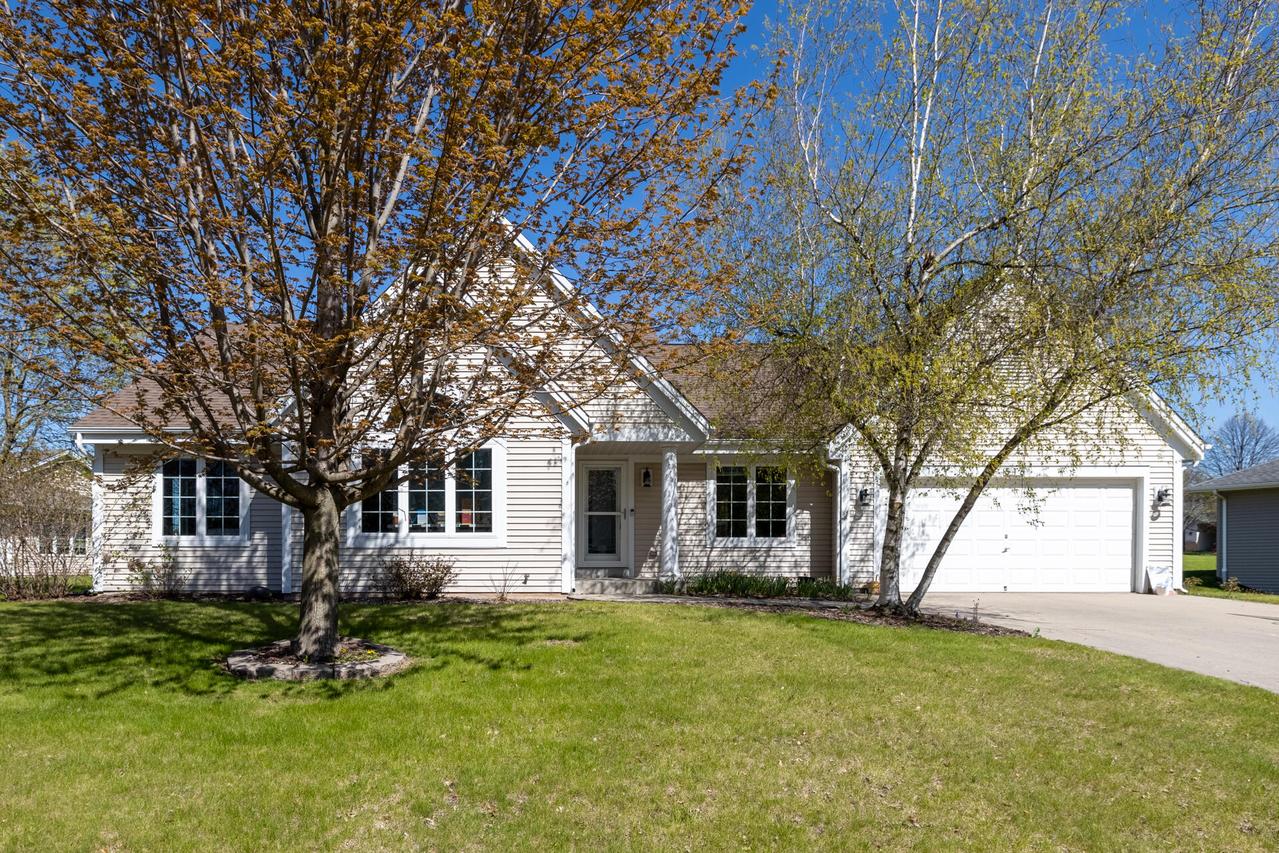 516 Sara's Ct, Slinger, WI 53086