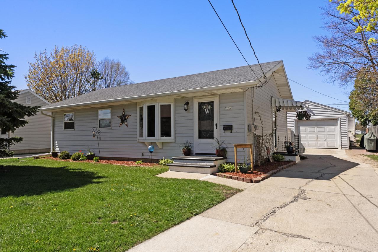 3206 Kete St, Manitowoc, WI 54220