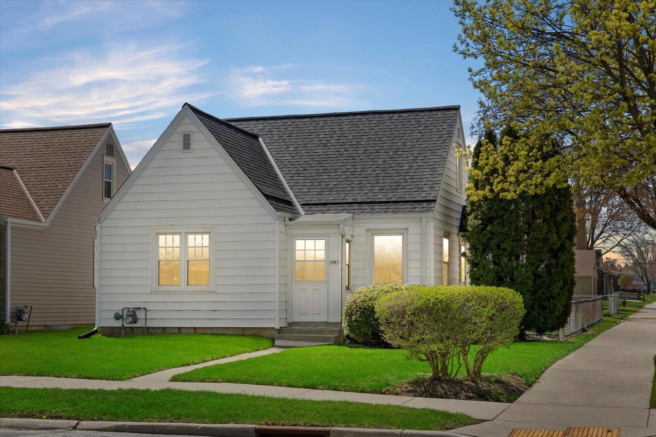 3801 E Munkwitz Ave, Cudahy, WI 53110