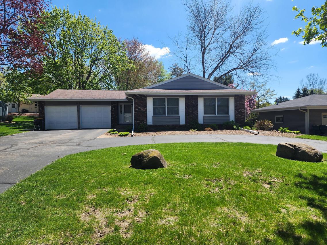 1120 W Blackhawk Dr, Fort Atkinson, WI 53538