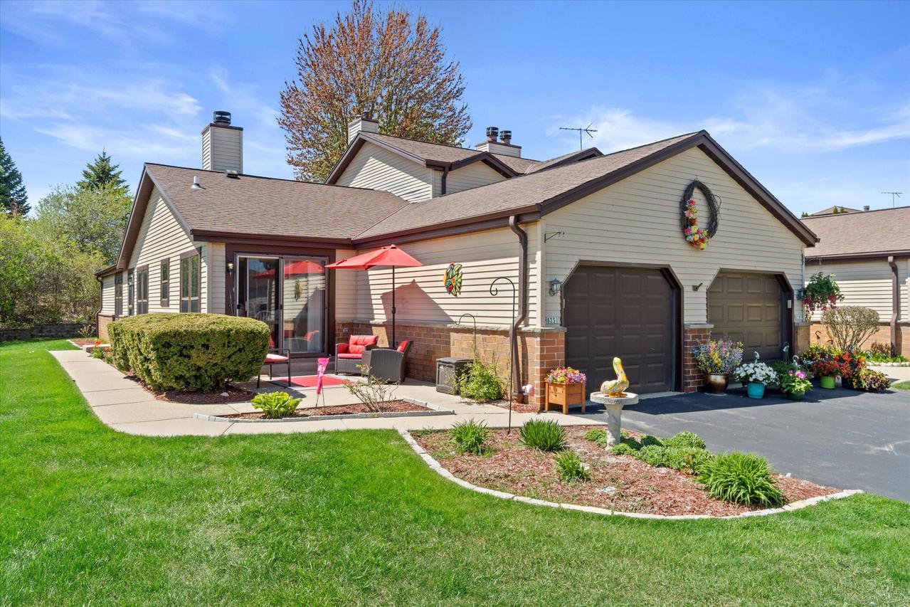 8251 S Legend Dr, Franklin, WI 53132