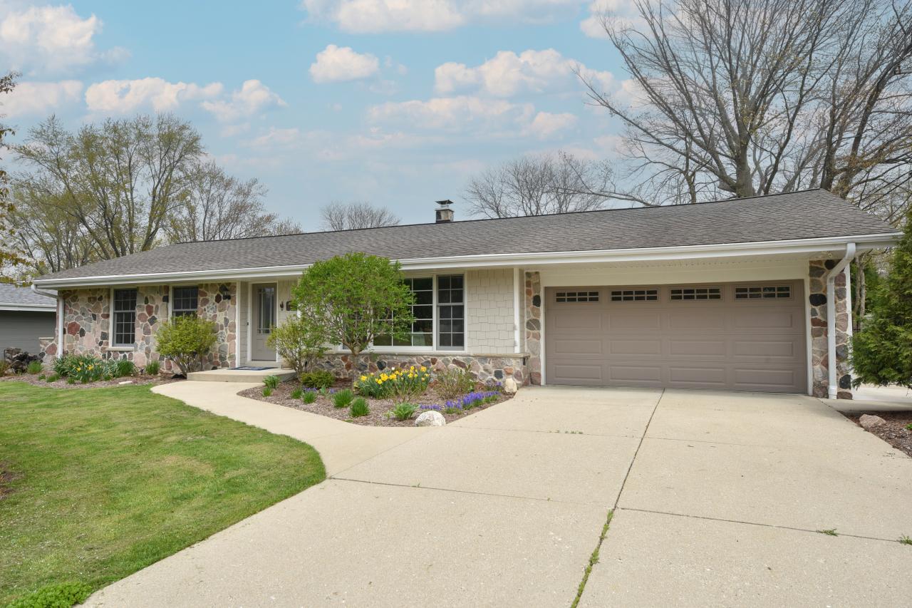 6800 N Reynard Rd, Fox Point, WI 53217
