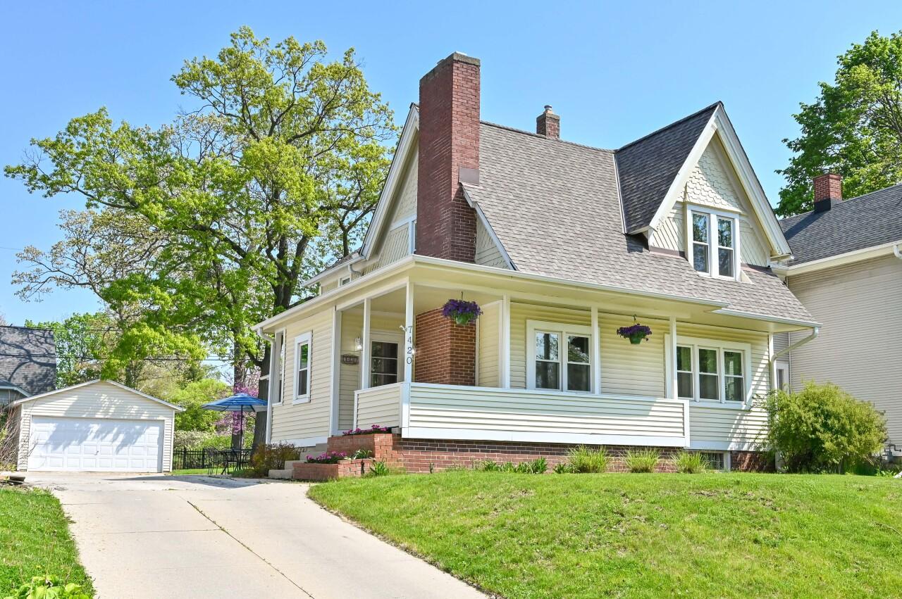 7420 W Garfield Ave, Wauwatosa, WI 53213