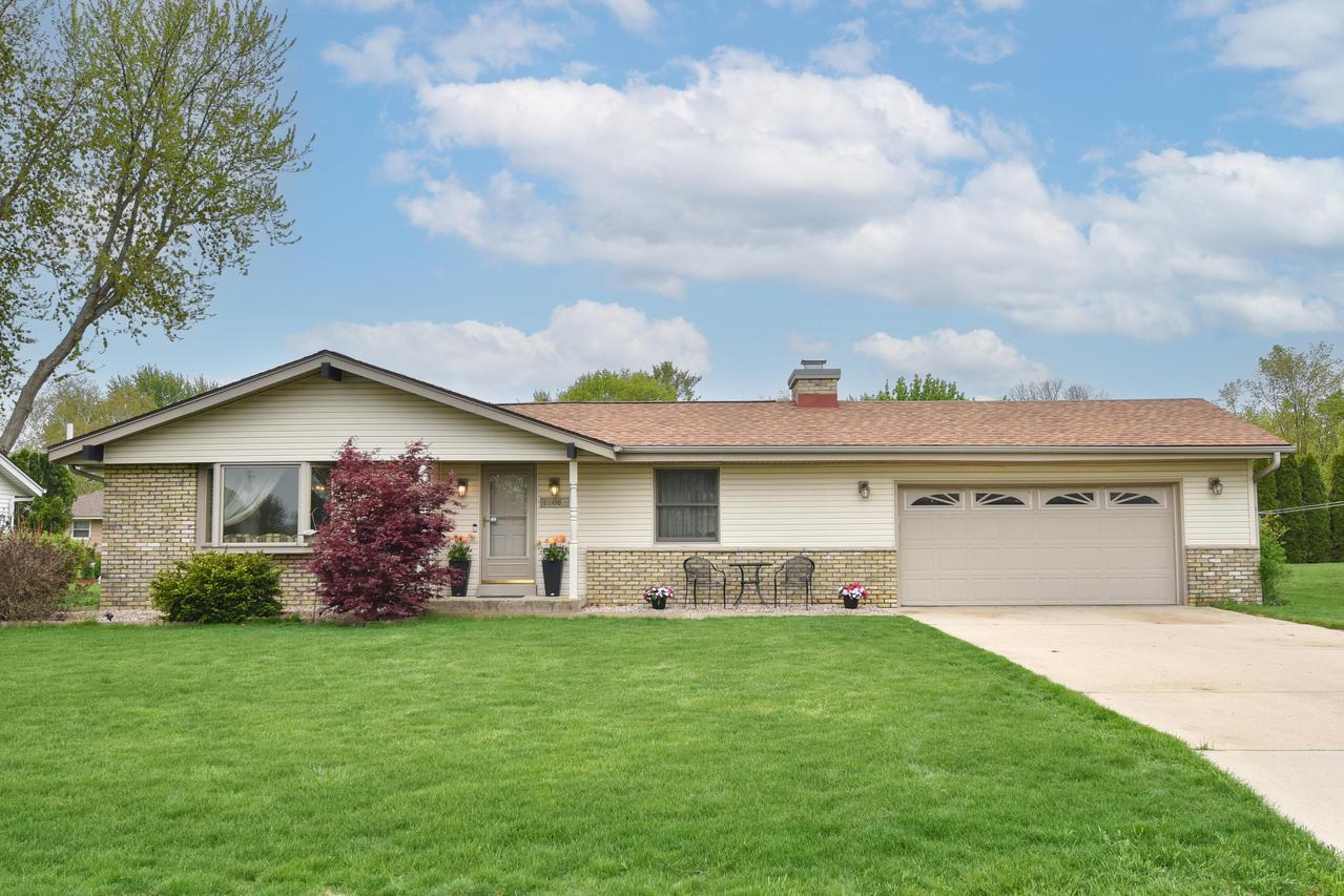 15065 W Mayflower Dr, New Berlin, WI 53151