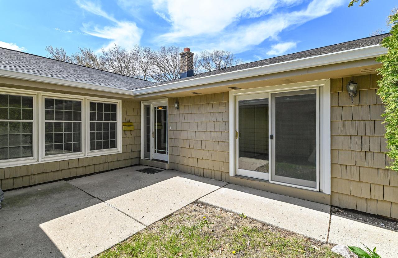5232 Woodbridge Ln, Greenfield, WI 53221