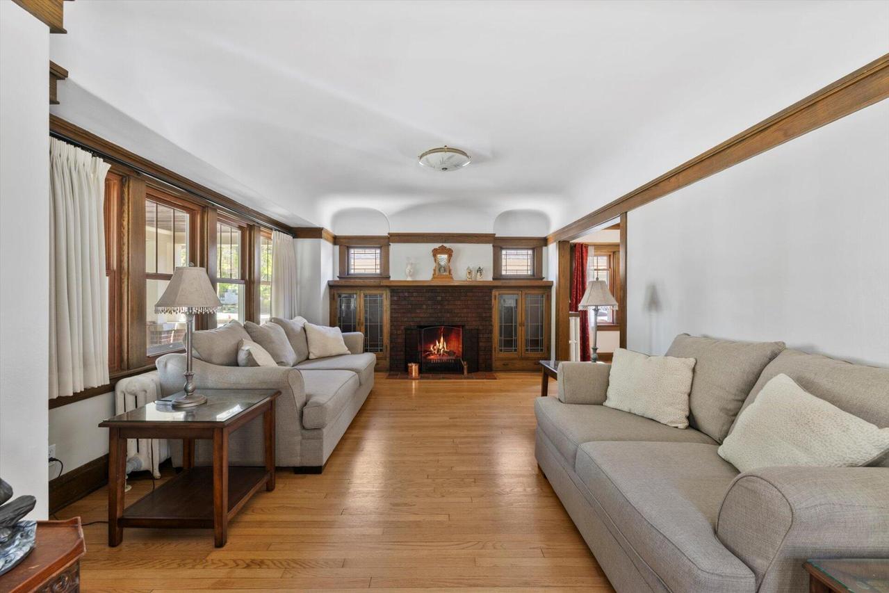 2123 N 73rd St, Wauwatosa, WI 53213