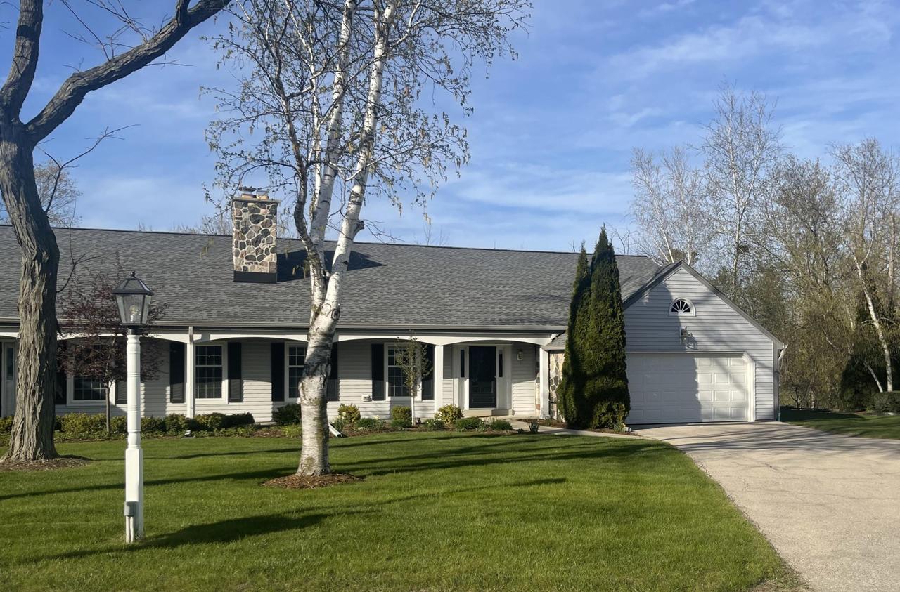 928 W Shaker Cir., Mequon, WI 53092