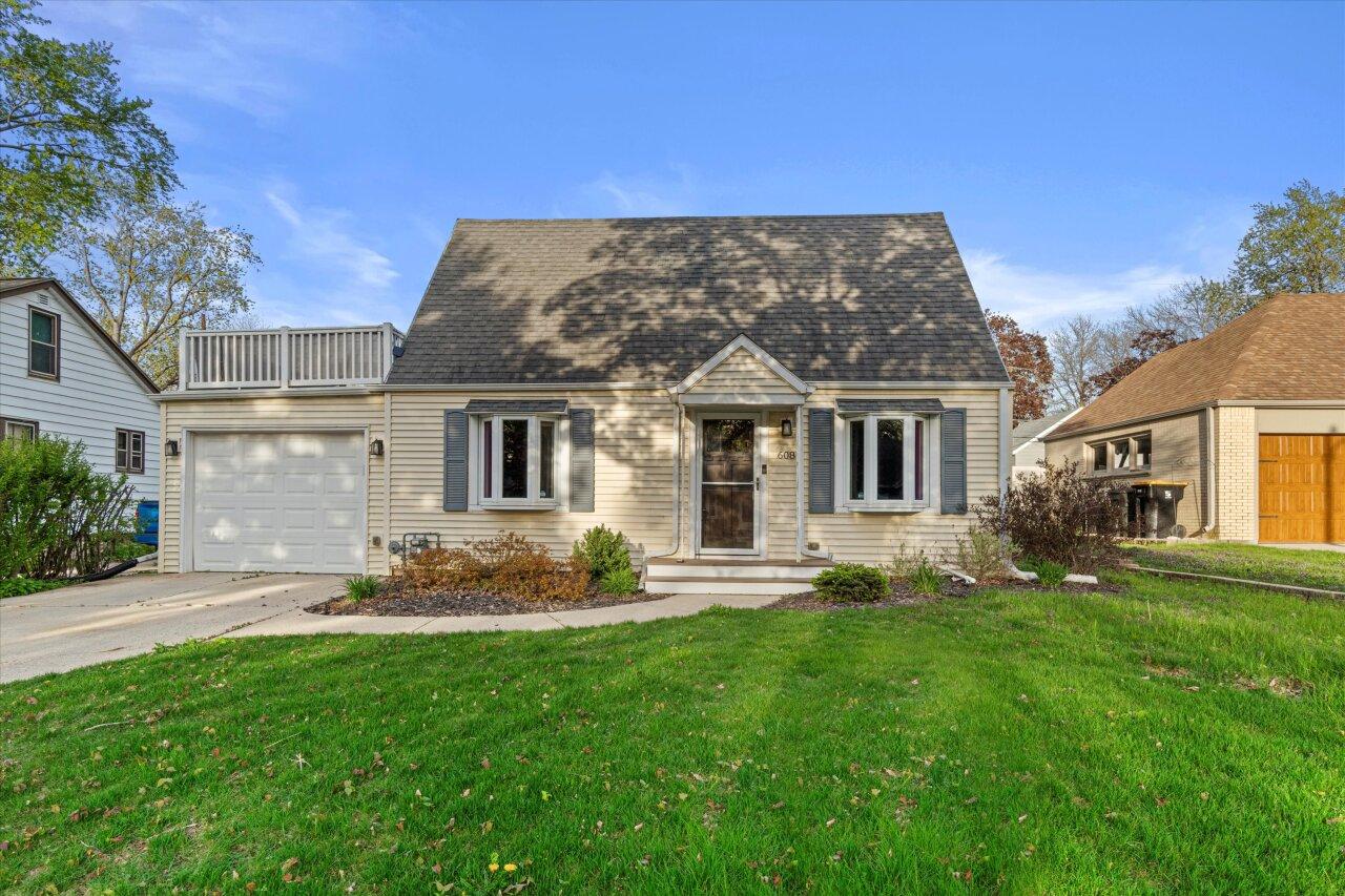 608 N 113th St, Wauwatosa, WI 53226