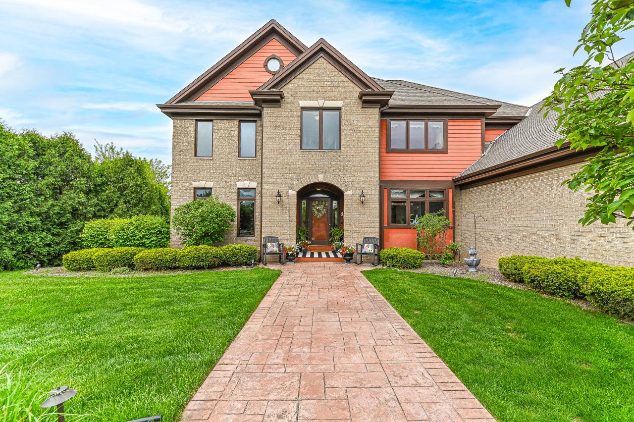 7601 S Cambridge Dr, Franklin, WI 53132
