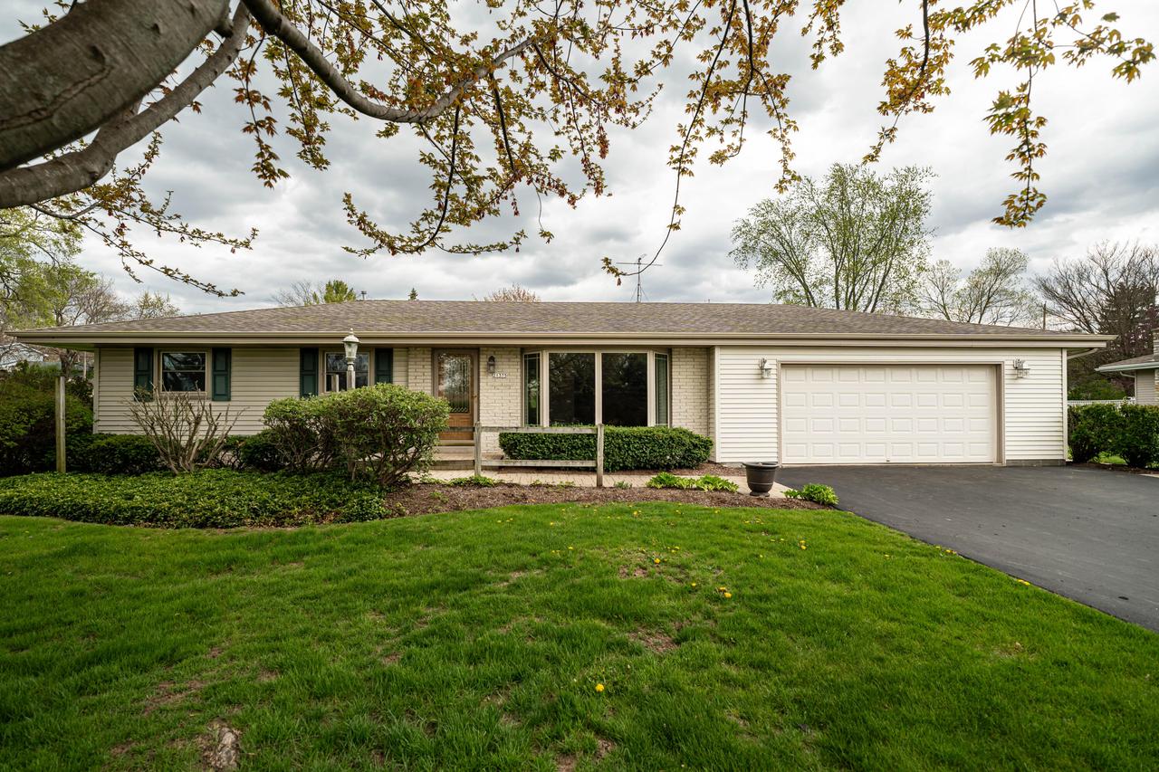 21375 Birdseye Ln, Brookfield, WI 53186