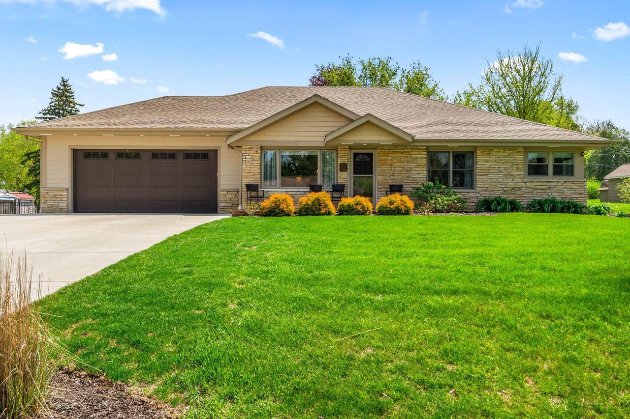 W154N10094 Moonlite Dr, Germantown, WI 53022