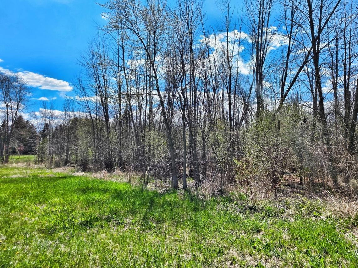 11025 N Range Line Rd, Mequon, WI 53092