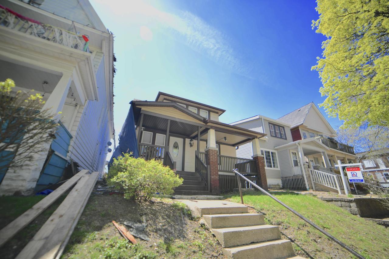 3021 W Pierce St, Milwaukee, WI 53215