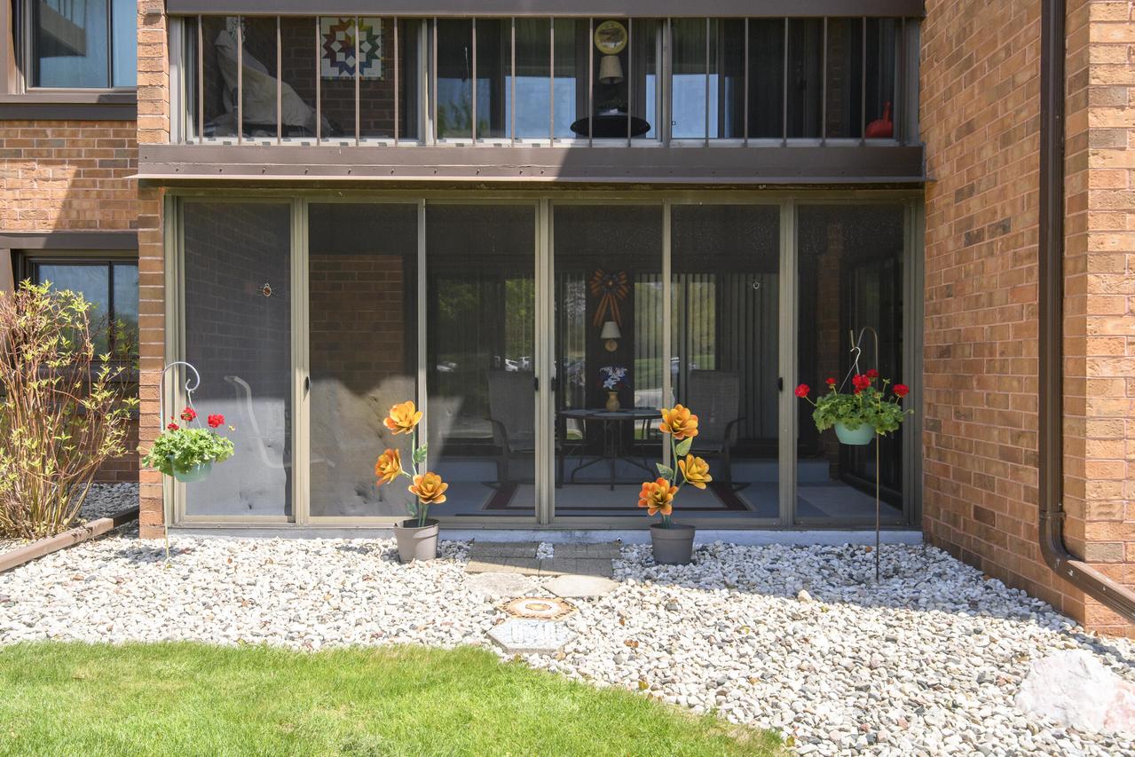 6100 W Stonehedge Dr #166, Greenfield, WI 53220