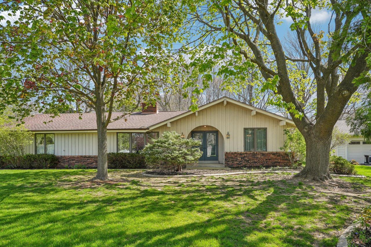 N26W22252 Ridgewood Ln, Pewaukee, WI 53186