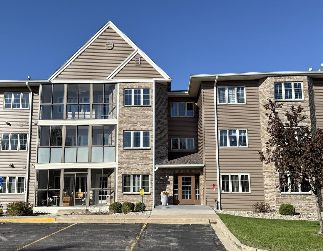 215 Oconomowoc Pkwy., Oconomowoc, WI 53066