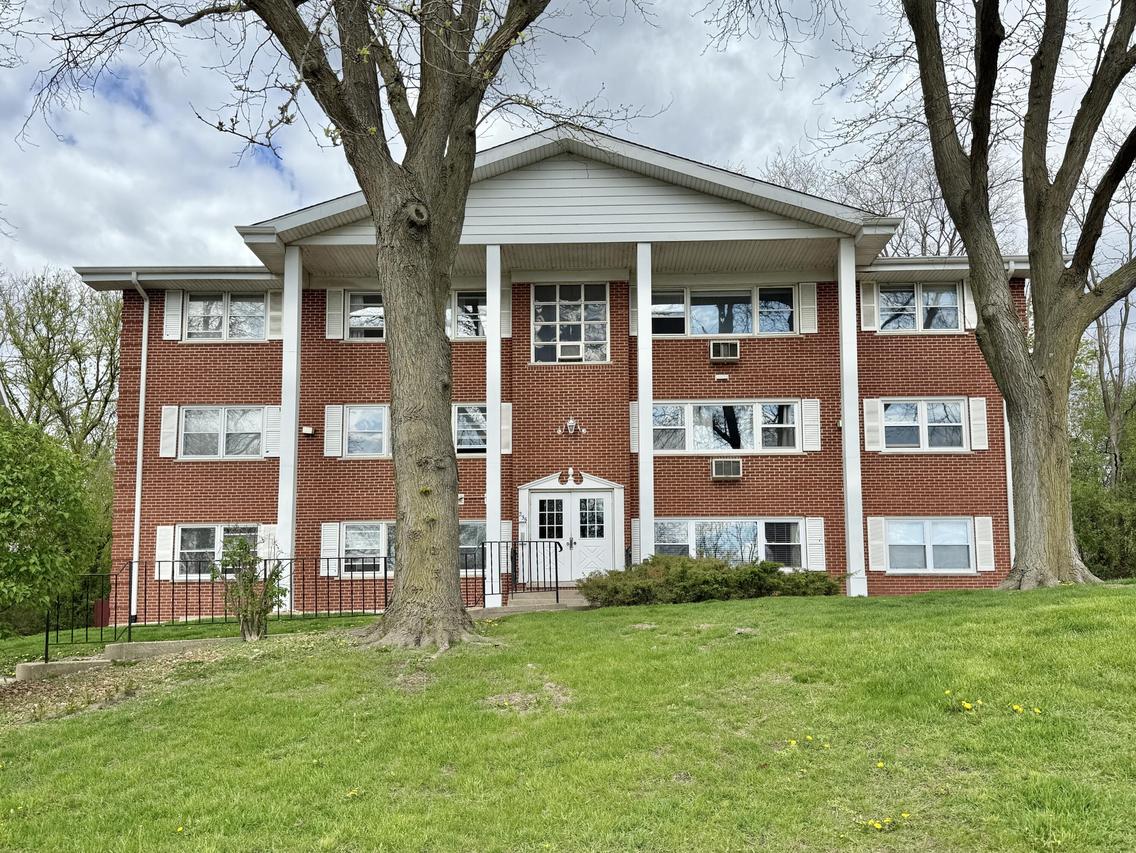 235 Country Club #1B, Lake Geneva, WI 53147