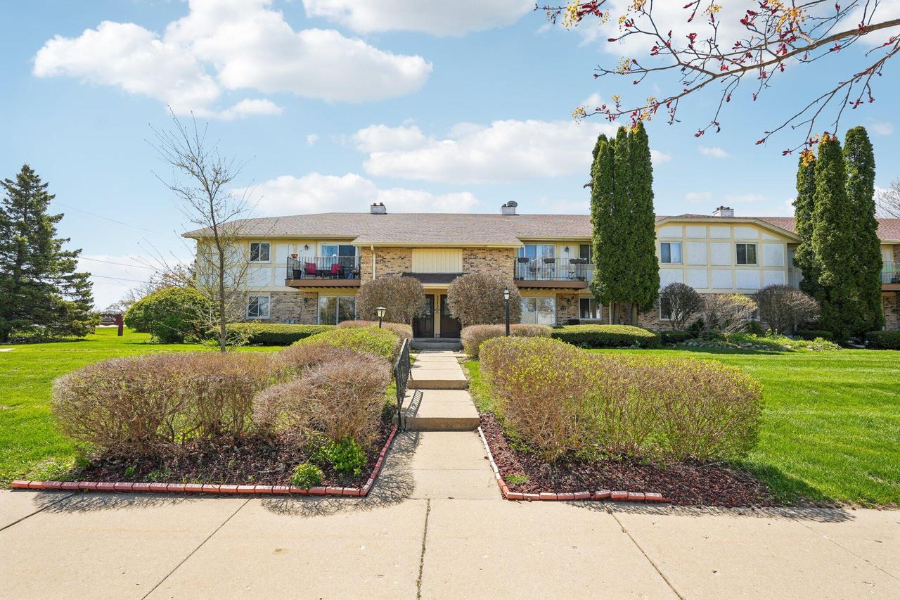 3545 E Oakshire Dr #F, Oak Creek, WI 53154