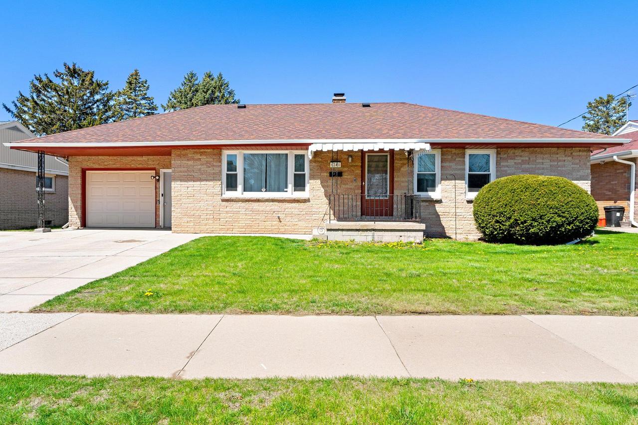 1240 S 24th St, Manitowoc, WI 54220