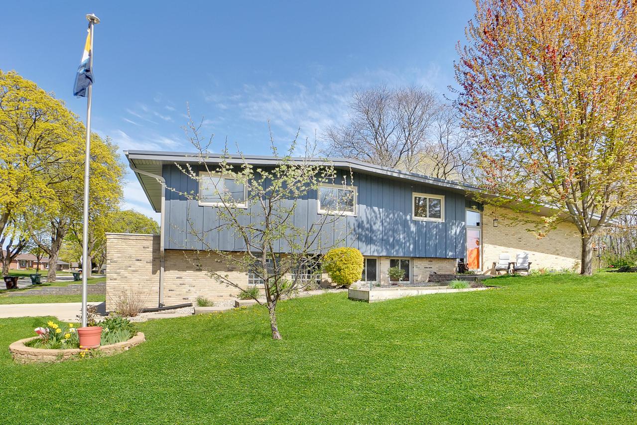 3201 E Denton Ave, Saint Francis, WI 53235