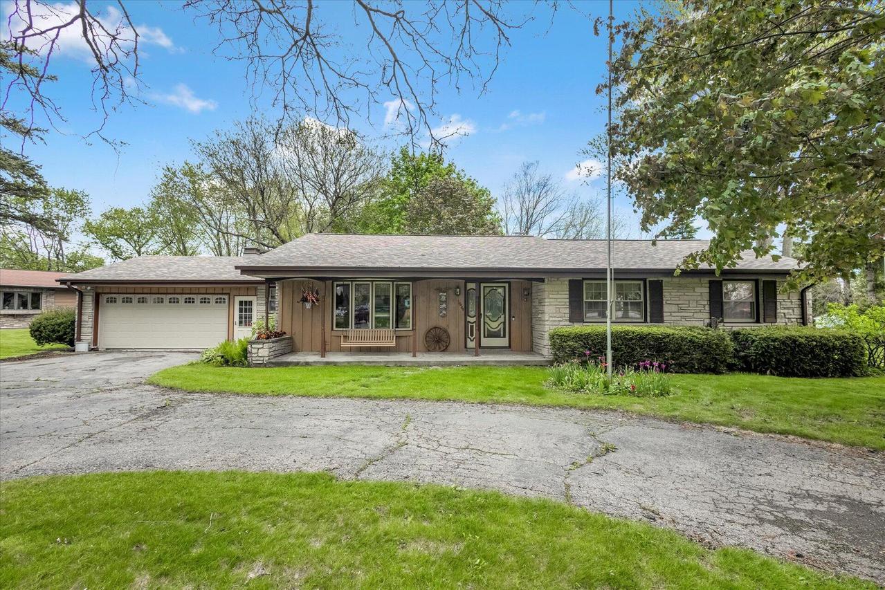 10544 S Nicholson Rd, Oak Creek, WI 53154