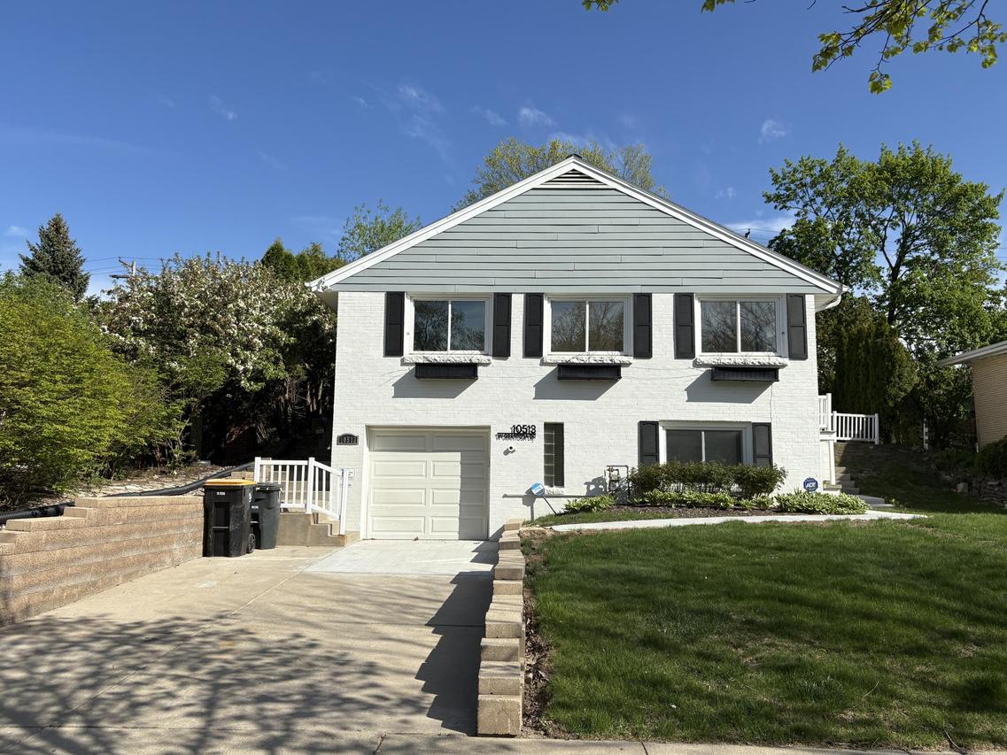 10513 W Grantosa Dr, Wauwatosa, WI 53222