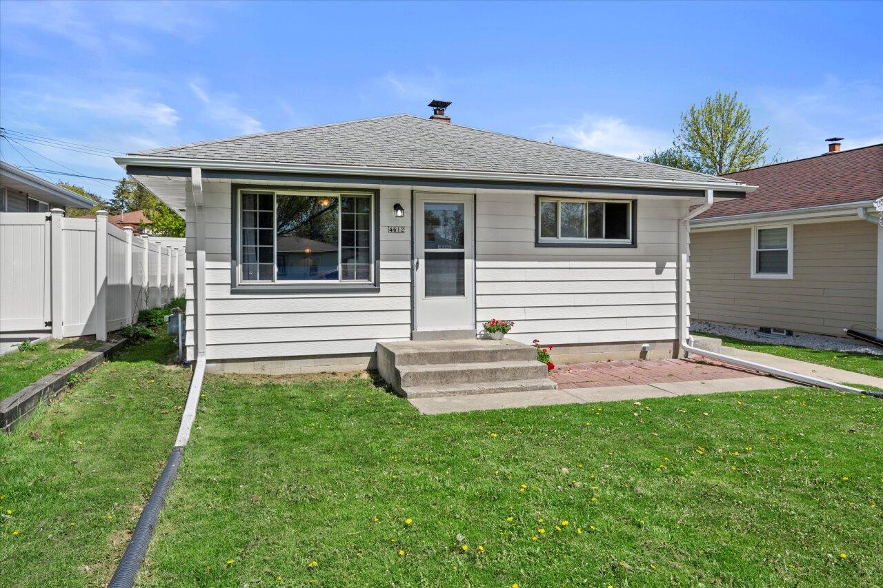 4612 S 50th St, Greenfield, WI 53220
