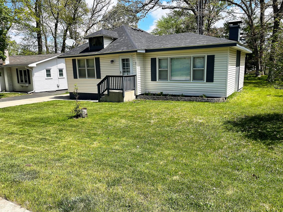 91 Oakwood St, Williams Bay, WI 53191